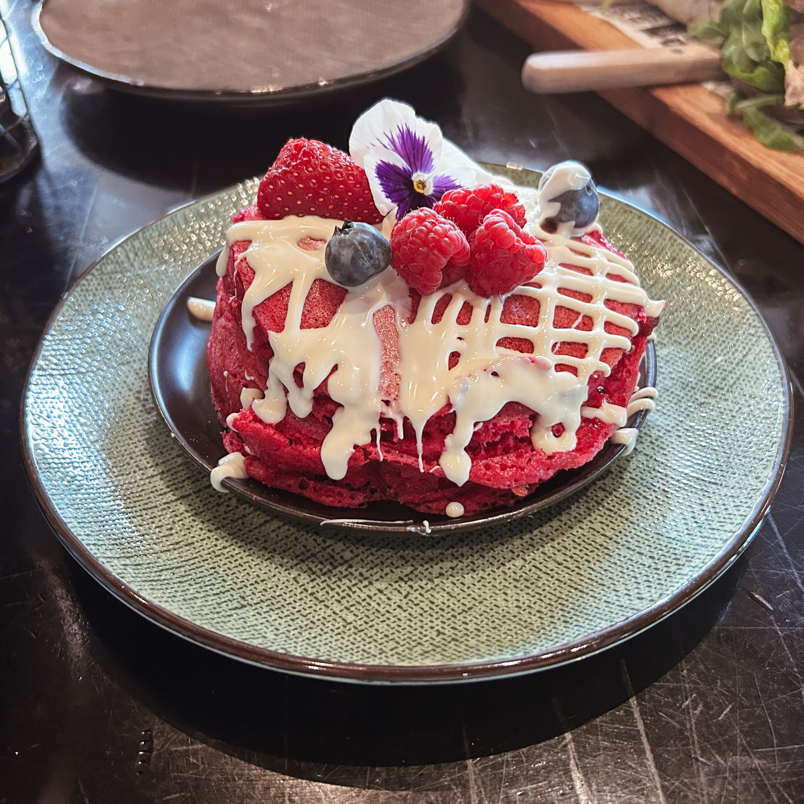 Bestel red velvet pancakes tijdens je all day brunch bij Bij Hartje Zwolle